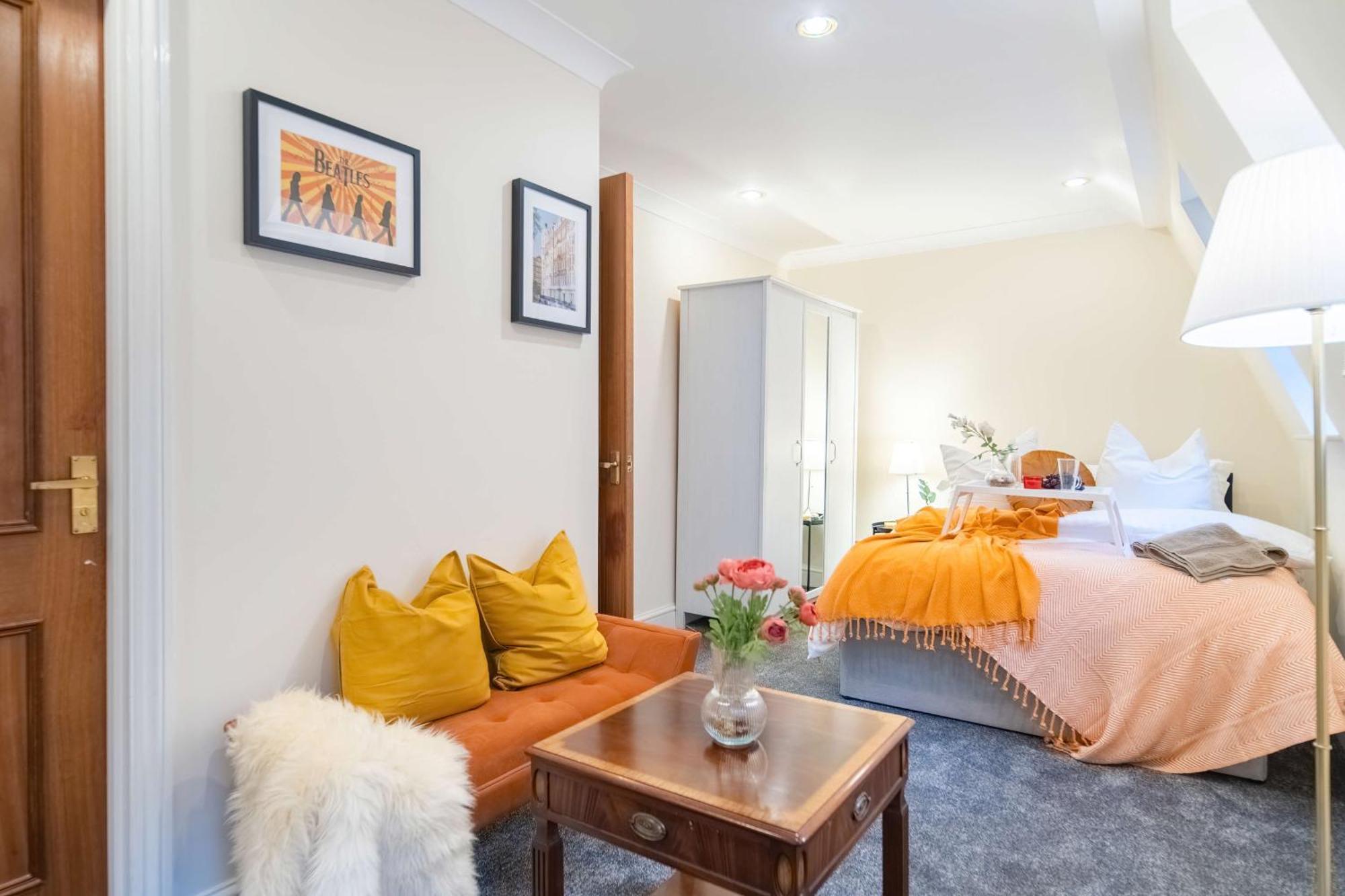 Chic 3-bed Mews Townhouse St John's Wood With Free Wifi Holiday home *
